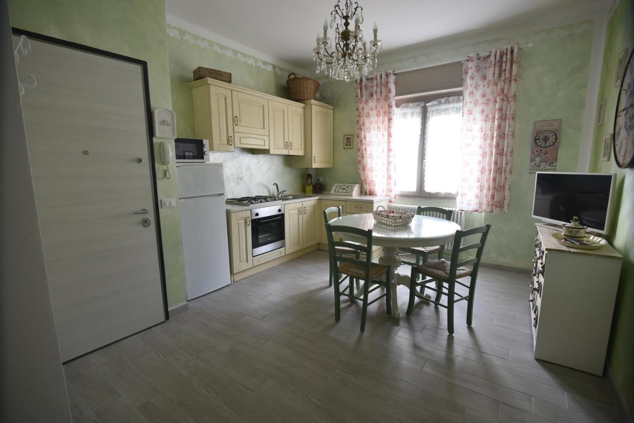 Le Bouganville Apartment เดเซนซาโนเดลการ์ดา ภายนอก รูปภาพ