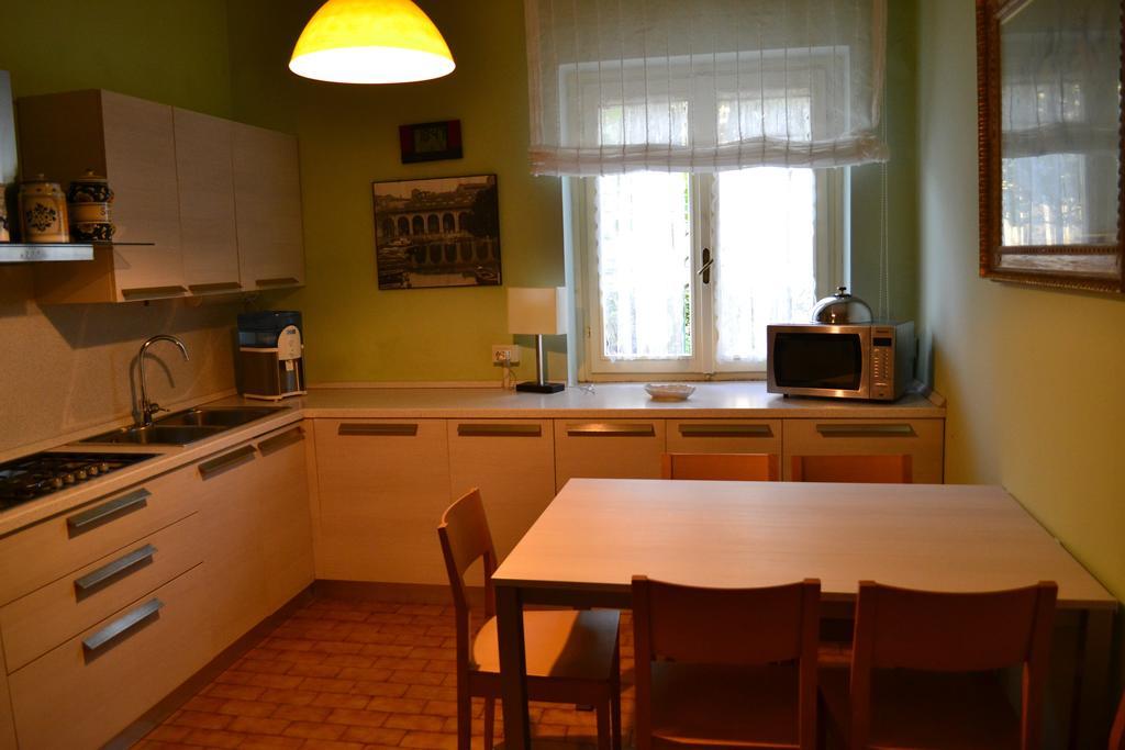 Le Bouganville Apartment เดเซนซาโนเดลการ์ดา ห้อง รูปภาพ
